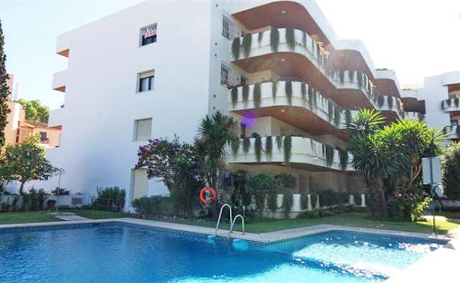 Просторная квартира в Марбелье, в Nueva Andalucia в пешей доступности от пляжа, магазинов, ресторанов