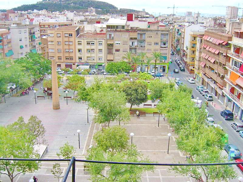 Большая дешевая квартира в Аликанте с отличным видом на площадь и парк