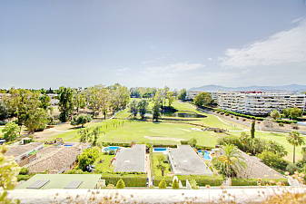 Very large apartment facing south west in the sought after urbanizacion of Guadalmina Alta
