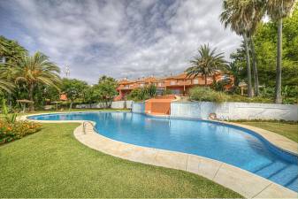 Jardines del Golf - Beautifully presented 3 bedroom townhouse situated in a gated community
