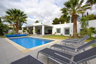 Exceptionally spacious one level villa in a short distance from Marbella centre and beach
