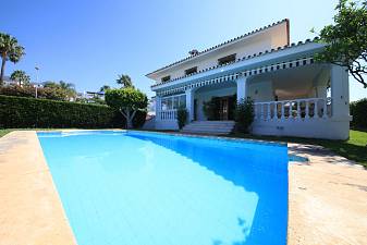Family 4 bedroom villa on a west facing plot just above Marbella Town within easy reach of all amenities