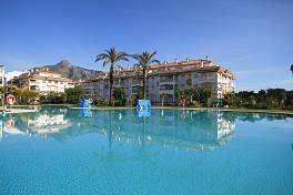 Spacious third floor apartment in a 24-h security guarded  community next to Puerto Banus