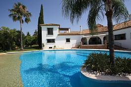 Wonderful cortijo style family home  close to El Paraiso golf course