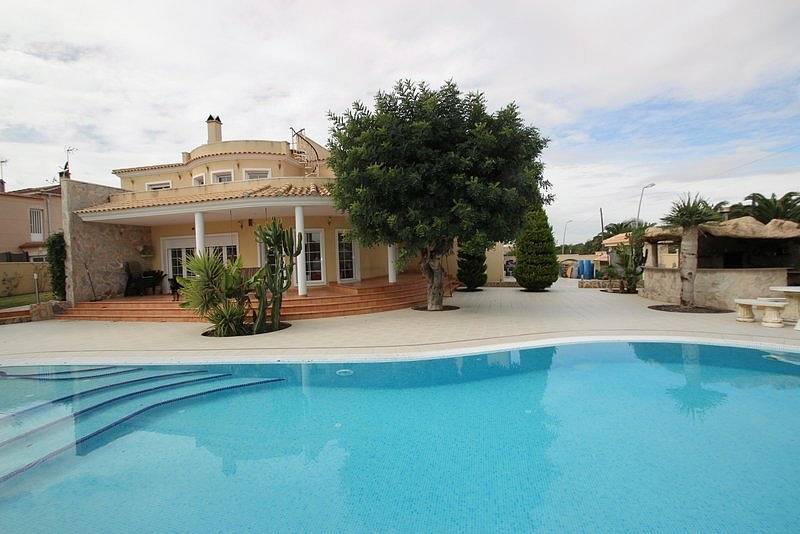 Великолепная вилла с огромным бассейном в Торревьехе, с прекрасным видом на парк и соленые озера. Великолепная вилла с огромным бассейном в Торревьехе, с прекрасным видом на парк и соленые озера.