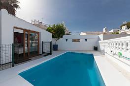 Well presented 3 bedroom semi detached villa on an elevated plot with partial sea view in Calypso de Calahonda, Mijas Costa