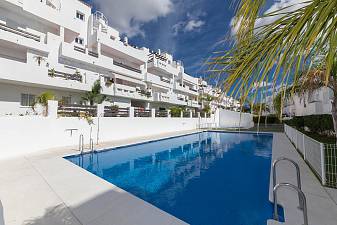 Very spacious 3 bedroom duplex apartment situated in a gated community with front line golf and sea views, Valle Romano, Estepona