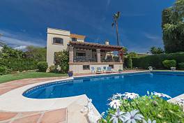 Very spacious 4 bedroom family house within walking distance to the shops and restaurants at Diana Park, Atalaya, New Golden Mile