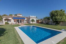 Completely re-renovated villa located centrally in the urb. El Pilar with in walking distance to all amenities, Estepona