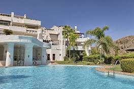 Exceptionally spacious and luxurious 3 bedroom duplex penthouse apartment in the prestigious gated community of Lomas de La Quinta, Benahavis