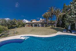 Wonderful family home in residential area with breathtaking views of the Mediterranean sea, Gibraltar and Mountains, El Paraiso Alto, Estepona