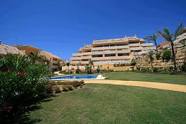 Exceptionally spacious 2/3 bedroom duplex penthouse apartment in a well established community with perfect location, Estepona