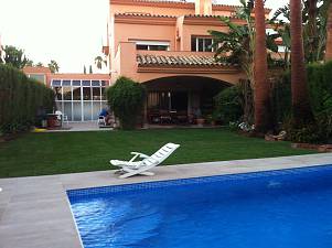 Semi detached 4 bedroom villa in a small community on New Golden Mile within walking distance of local amenities Diana, Estepona