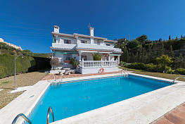 Family villa in an established part of Elviria within easy reach of all the facilities including shopping restaurants and some of the best beaches, Marbella