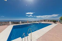 Комплекс с апартментами и пентхаусами в Paraiso de Calahonda с панорамными видами на  Mijas Costa и море