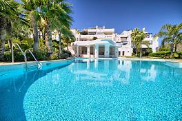 Luxury apartment situated in a prestigious gated community close to the famous La Quinta Golf Courses, Benahavis
