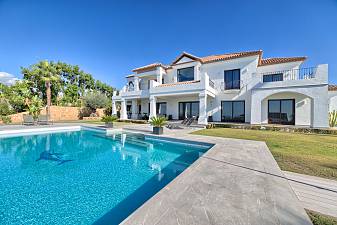 Stunning luxury detached villa situated on this 5 star golf resort close to the Villa Padierna Hotel and about 10 minutes drive from Puerto Banus