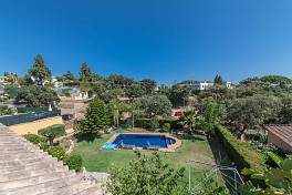 Super family detached villa in an established residential location within easy walking distance to the beach, local restaurants and supermarkets