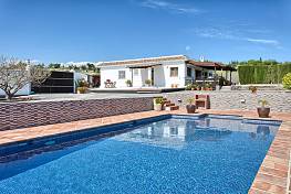 Beautiful single level villa standing in a large garden plot of 3,000 m2 in the hills above Estepona and within easy reach of all the beaches, amenities